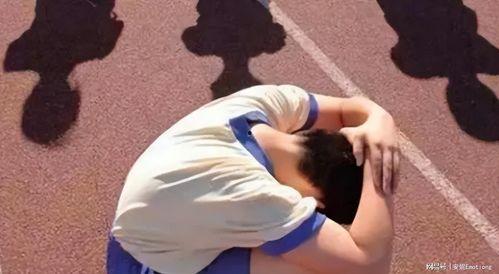 男孩们跪下,背后故事引人深思